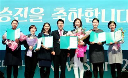 △함영주 KEB하나은행장(왼쪽 네 번째)은 지난 16일 서울 올림픽공원 올림픽홀에서 열린 신년맞이 행사에서 특별승진한 직원 6명에게 사령장을 수여했다. 왼쪽부터 권승주·이모진·이연진 과장, 함 행장, 이민아·조영수 과장, 홍지원 대리./사진제공=KEB하나은행