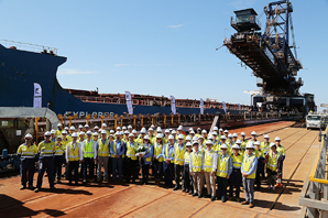 ▲ 삼성물산 임직원들이 호주‘로이힐 프로젝트’를 수주한 후 기념사진을 찍고있다. / 사진제공 = 삼성물산