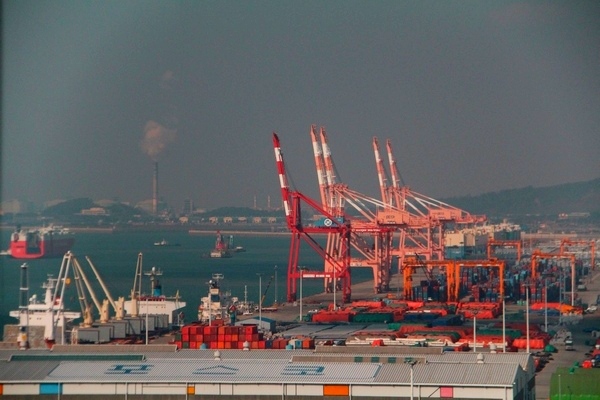 이란에 대한 경제제재가 해제되면서 이란 원유 수출이 재개되고, 현지 내수 시장으로의 진출이 확대될 것이라는 기대가 커지고 있다. 사진은 평택항 전경. 정수남 기자