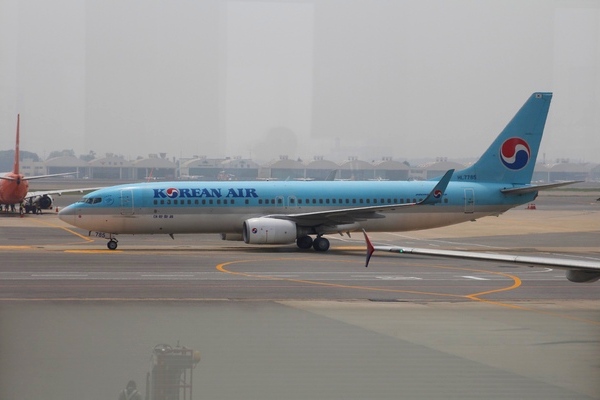 국토부가 항공기 내에서 불법행위자에 대한 벌칙수준을 합리적인 수준으로 상향 조정했다. 정수남 기자