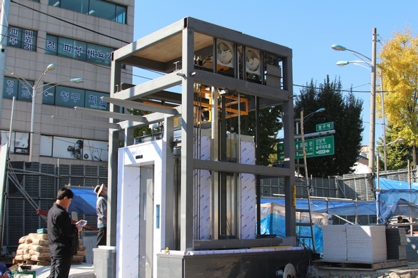 앞으로 공동주택에 설치하는 장애인용 엘리베이터의 면적은 바닥면적에서 제외된다. 사진은 서울지하철 5호선 청구역 엘리베이터 설치 현장. 정수남 기자