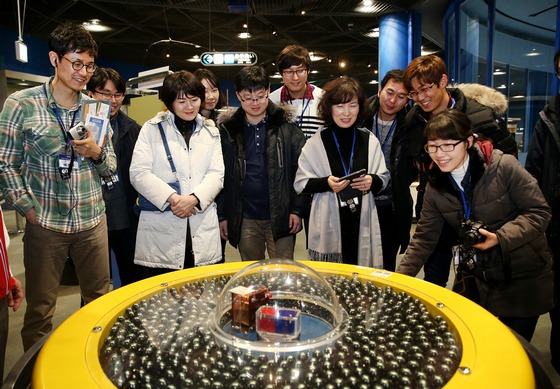 과학교사 학술시찰단이 19일 일본 오사카 시립과학관에서 자기장을 시각화하여 보여주는 기구를 체험하고 있다. / 사진제공 = 두산