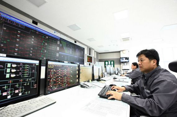 한국가스공사 직원들이 청라관리소에서 천연가스 공급을 통제하고 있다. / 사진제공 = 한국가스공사