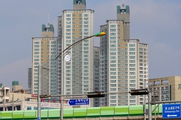 신혼가구가 주택 구입과 전세자금을 대출하는 경우 대출한도가 확대되고, 우대금리도 적용된다. 정수남 기자