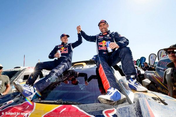 푸조 토탈 팀원들이 다카르 랠리 우승 후 기뻐하고 있다. 한불모터스 제공