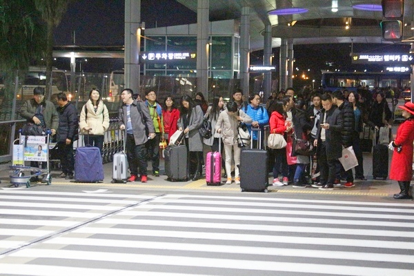 문화체육관광부가 ‘2016 한국관광의 해’를 맞아 요우커 800만명 유치 목표를 달성하기 위한 방안을 내놨다. 요우커들이 제주 공항으로 들서고 있다. 정수남 기자