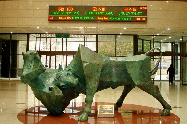 주식시장에서 상승장을 불(황소)마켓이라 부른다. 서울 여의도 증권거래소에 설치된 황소 상. 정수남 기자