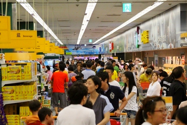 고용부가 근로자들이 임금체불 없이 가족과 함께 따뜻한 설 명절을 보낼 수 있도록 ‘체불임금 청산 집중 지도기간’을 설정했다. 지난해 추석 한 대형마트 풍경. 정수남 기자