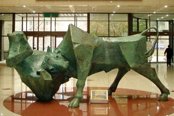 황소는 주식시장 상승을 의미한다. 서울 여의도 한국증권거래소 1층에 설치된 황소상. 정수남 기자