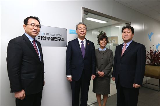 △조용병(좌측 첫번째) 신한은행장과 임종룡 금융위원장(좌측에서 두번째)이 지난 11일 경기도 김포시 소재 큐라켐에서 포즈를 취하고 있다./사진제공=금융위원회