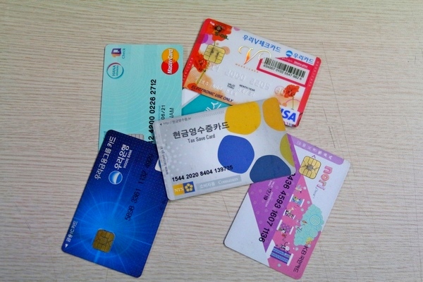 직장인들은 올해 연말정산 환급금을 지난해 수준으로 예상했다. 상대적으로 연말정산 혜택이 높은 체크카드와 현금영수증 카드. 정수남 기자