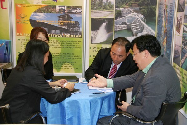 매년 서울 삼성동 코엑스에서 열리는 ‘해외투자유망국박람회’에 참가한 한 중국 업체가 한국 투자자와 상담하고 있다. 정수남 기자