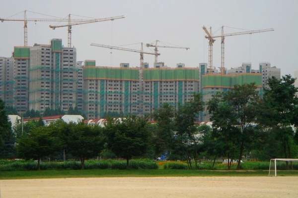 지난해 인허가 된 주택이 76만5328가구로 사상 최대치를 기록했다. 사진은 경기 과천시의 아파트 건설 현장. 정수남 기자