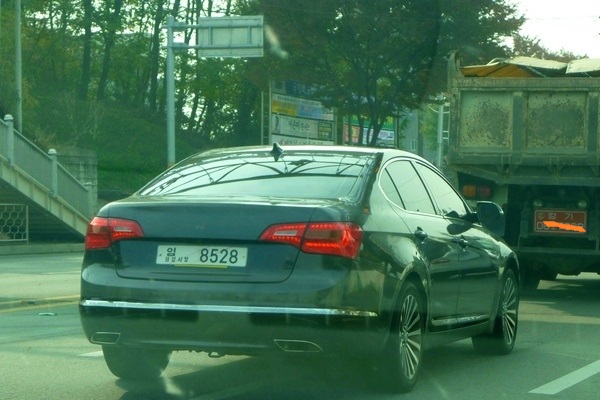 기아차 K7이 9년만에 풀 체인지 된다. 사진은 2009년 하반기 출시 직전 K7이 1번 국도 평택 구간을 달리고 있다. 정수남 기자