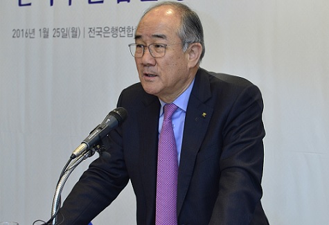 이덕훈 수출입은행장이 25일 서울 명동 은행회관에서 열린 신년 기자간담회에서 올해 사업운영방향에 대해 이야기하고 있다.