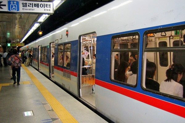 서울시가 티머니 마일리지 적립 시범 서비스를 올해부터 본격 실시한다. 서울 지하철 4호선. 정수남 기자