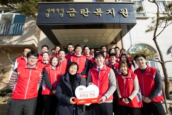 금란복지원 유인호 원장과 롯데렌탈 신입사원들이 후원금을 전달하고 기념 사진을 찍고있다. 롯데렌탈 제공