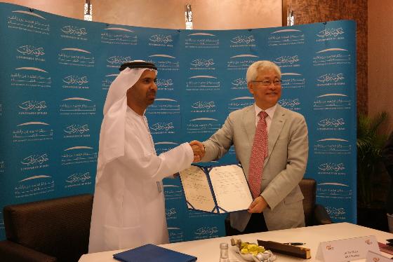 2015년 9월 14일 MOU 체결, MBRSC 요섭 무하마드 알샤이바니 원장(좌)와 KICT 이태식 원장(우) / 사진제공 = 한국건설기술연구원