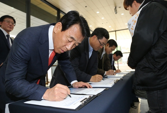 김창근 SK SUPEX추구협의회 의장 (왼쪽부터) · 임형규 SK 정보통신기술위원장(ICT)위원장 등 SK 경영진이 서명하고 있다. / 사진제공 = SK