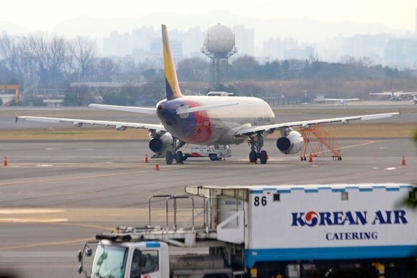 김포공한 계류장에 있는 항공기. 정수남 기자