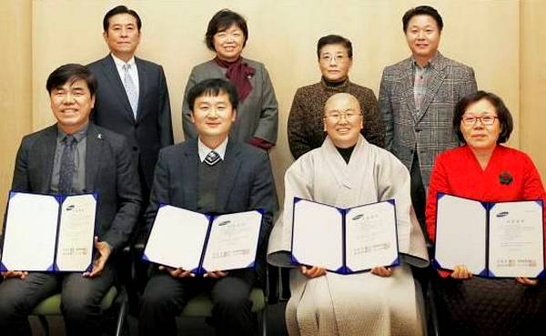 올해 지원기관, 삼성전자, 삼성복지재단 관계자들이 기념 사진을 찍고있다. 삼성전자 제공