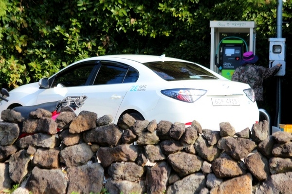 서귀포시에 거주하는 한 시민이 SM3 Z.E.운행 종료후 차량에 충전기를 연결하고 있다. 정수남 기자