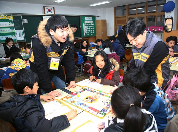 △KB국민은행 인턴행원들이 학생들과 보드게임을 통해 경제금융 수업을 진행하는 모습./사진제공=KB국민은행