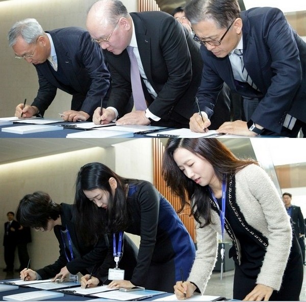 (위 왼쪽부터)만도 성일모 수석사장, 한라홀딩스 임기영 부회장, 미래전략실 김경수 사장과 (아래)만도 여직원들이 서명하고 있다. 한라그룹 제공