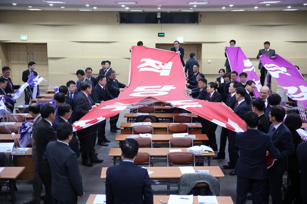 △ NH농협은행 인천영업본부 관할 지점장들은 세 가지 타파대상을 반드시 근절하겠다는 의미로 삼불을 현수막에 적어 서로 당겨 찢어버리는 퍼포먼스를 진행했다.