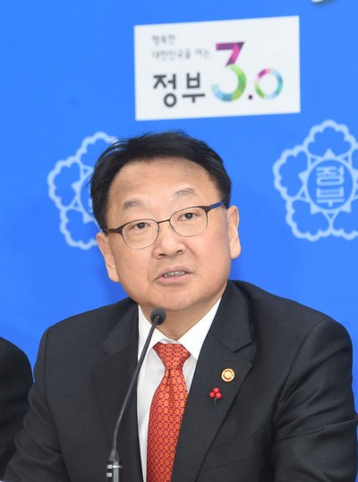 △유일호 부총리 겸 기획재정부 장관