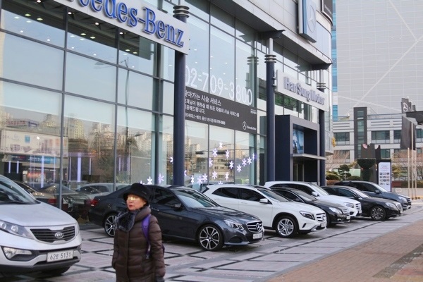 맨 앞쪽 차량이 기아차 스포티지R이고, 나머지는 모두 벤츠 차량이다. 정수남 기자