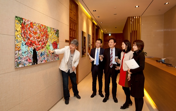 미래에셋증권 WM강남파이낸스센터 ‘사진작가 초대전’에서 오재철 작가(왼쪽 첫번째)가 작품설명을 하고 있다.(제공=미래에셋증권)