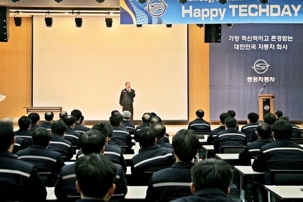 최종식 대표이사가 임직원들에게 격려의 말을 전하고 있다. 쌍용차 제공