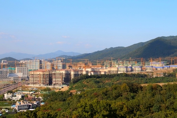 보전관리지역이라도 이미 개발된 경우 지구단위계획구역으로 지정할 수 있는 면적 제한이 완화돼 비도시지역 개발이 수월해 진다. 서울 송파 위례신도시 개발 현장. 정수남 기자