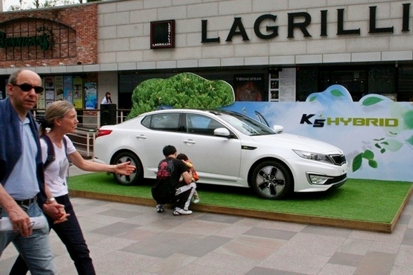 기아차 K5가 미국 진출 15년만인 지난해 누적 판매 100만대를 돌파했다. 사진은 서울 삼성동 코엑스 광장에 전시된 K5하이브리드. 정수남 기자