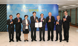 ▲ 이순우 저축은행중앙회장과 이광구 우리은행장이 지난달 28일 업무협약을 맺었다.