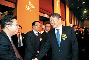 ▲ 올초 서울 광장동 워커힐 호텔에서 열린 신년하례식에서 최태원 회장이 임원진들과 덕담을 나누고 있다.