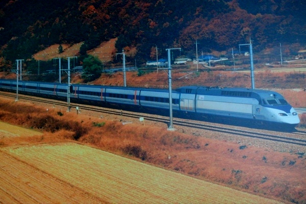 국토부가 설을 맞아 ‘민족의 대이동’에 대비해  철도차량에 대한 특별안전점검을 실시한다. KTX. 정수남 기자