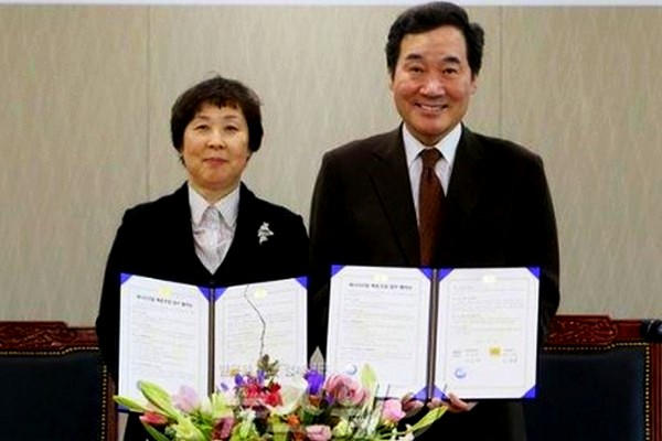 (왼쪽부터)임수경 사장과 이낙연 도지사가 MOU 체결후 기념 사진을 찍고있다. 한전KDN 제공