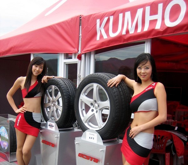 금호타이어 런플랫 타이어 출시 장면. 정수남 기자