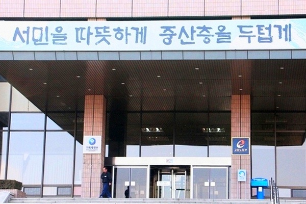 정부가 내수 경기 활성화를 위해 재정을 조기에 집행하고 개소세 인하도 6월까지 연장한다. 2012년 하반기 개소세 인하 당시 정부 과천청사 기획재정부 건물에 걸린 현수막. 정수남 기자