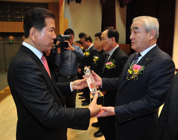 △남인천농협이 지난 2일 농협중앙회로 부터 '건전 여신(대출) 1조5천억원 달성탑'을 받았다