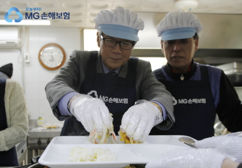 △사진 : 떡국 배식 중인 김상성 대표이사
