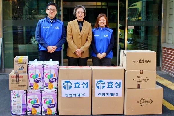 효성 임직원들이 서울 용산구 후암동에 위치한 중증장애아동 요양시설 영락애니아의 집을 찾아 장은희 원장(가운데)에게 생필품을 전달했다. 효성 제공