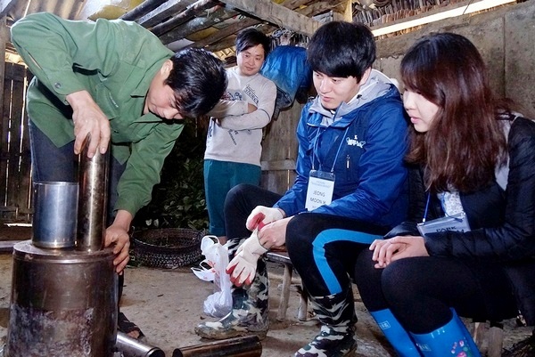 효성 블루챌린저가 베트남 까오방성을 방문해 현지 주민에게 옥수수 훈연기 블루 콘 스모커를 전달하고 사용법을 교육하고 있다. 효성 제공