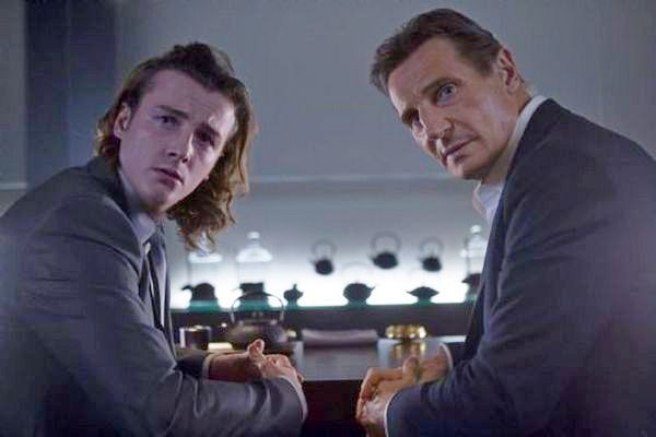 LG 올레드 TV 슈퍼볼 광고에서 주인공 역을 맡은 헐리우드 영화배우 (오른쪽부터)리암 니슨과 마이클 니슨 부자가 연기하고 있다. LG전자 제공