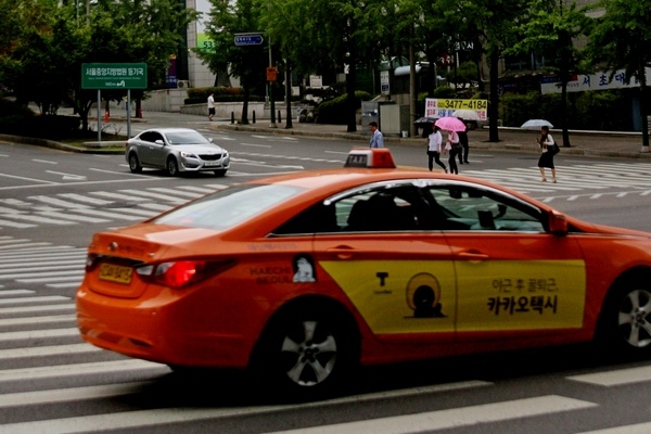 카카오가 택시에 이어 대리운전으로 O2O 서비스를 확대해 올해 매출 1조원을 돌파할 계획이다. 카카오 택시 정수남 기자
