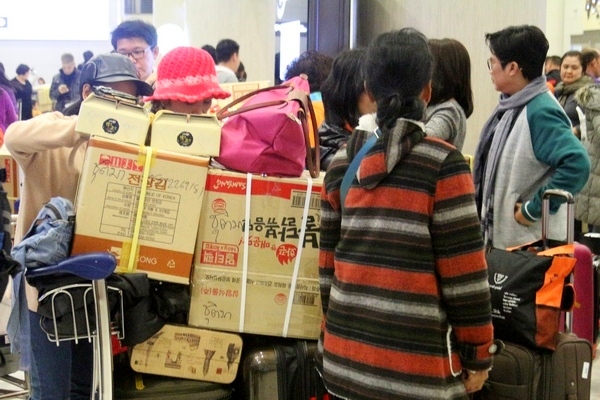 최근 제주 공항 출국장에 대기 중인 오유커들. 정수남 기자