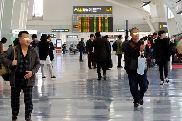지난해 해외여행 증가 등으로 관광수지 적자가 크게 늘었다. 사진은 김포공항 탑승장 전경. 정수남 기자