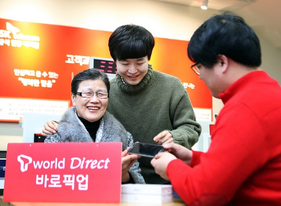 서울 SK텔레콤 공식인증대리점에서 ‘바로픽업’ 서비스를 신청한 고객이 휴대폰을 개통하고 있다. SK텔레콤 제공